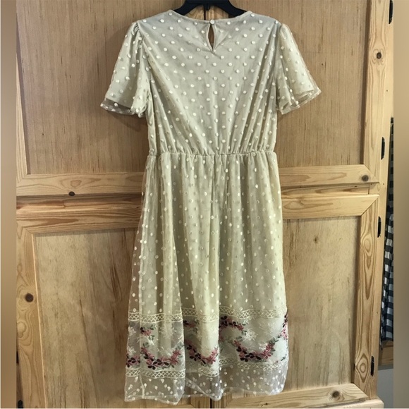 Elegant Cream Floral Dress - Picture 3 of 6